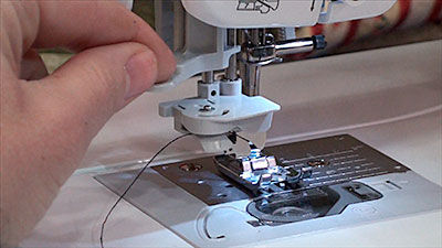 ¿Cómo utilizar el enhebrador automático de mi máquina de coser?
