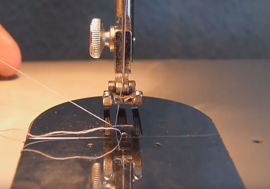 Colocar el hilo en la máquina de coser 