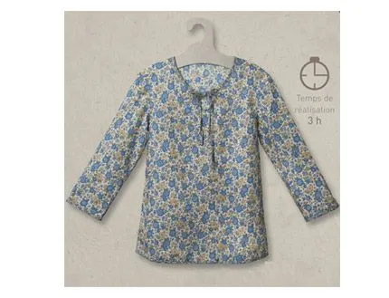 Impecable blusa de flores cielo intenso.