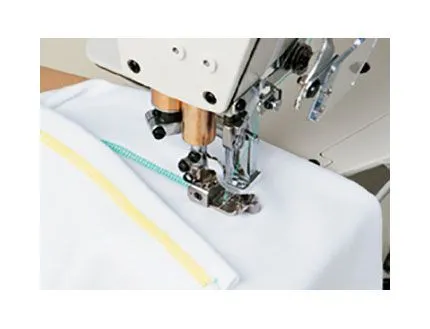 Máquina industrail recubridora con cortahilos de base plana Juki 7523 U11