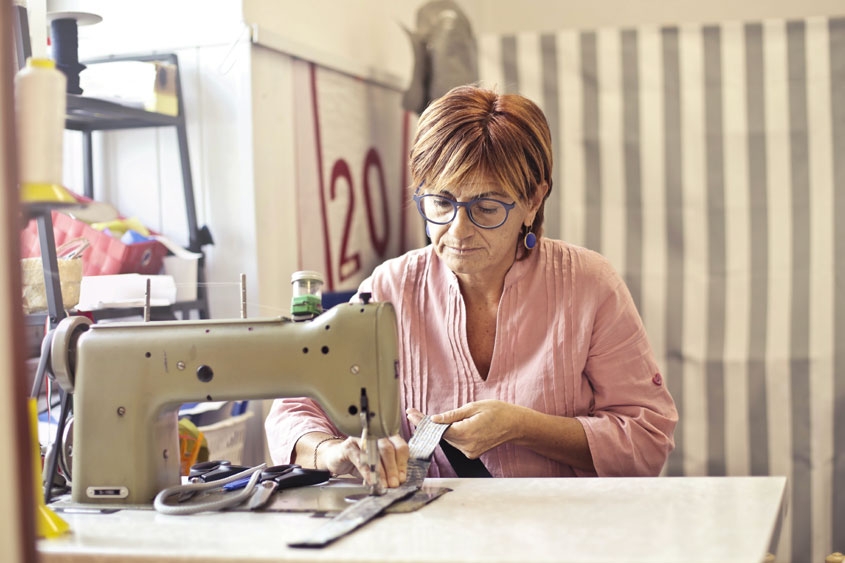 maquina de coser industrial mujer costurera